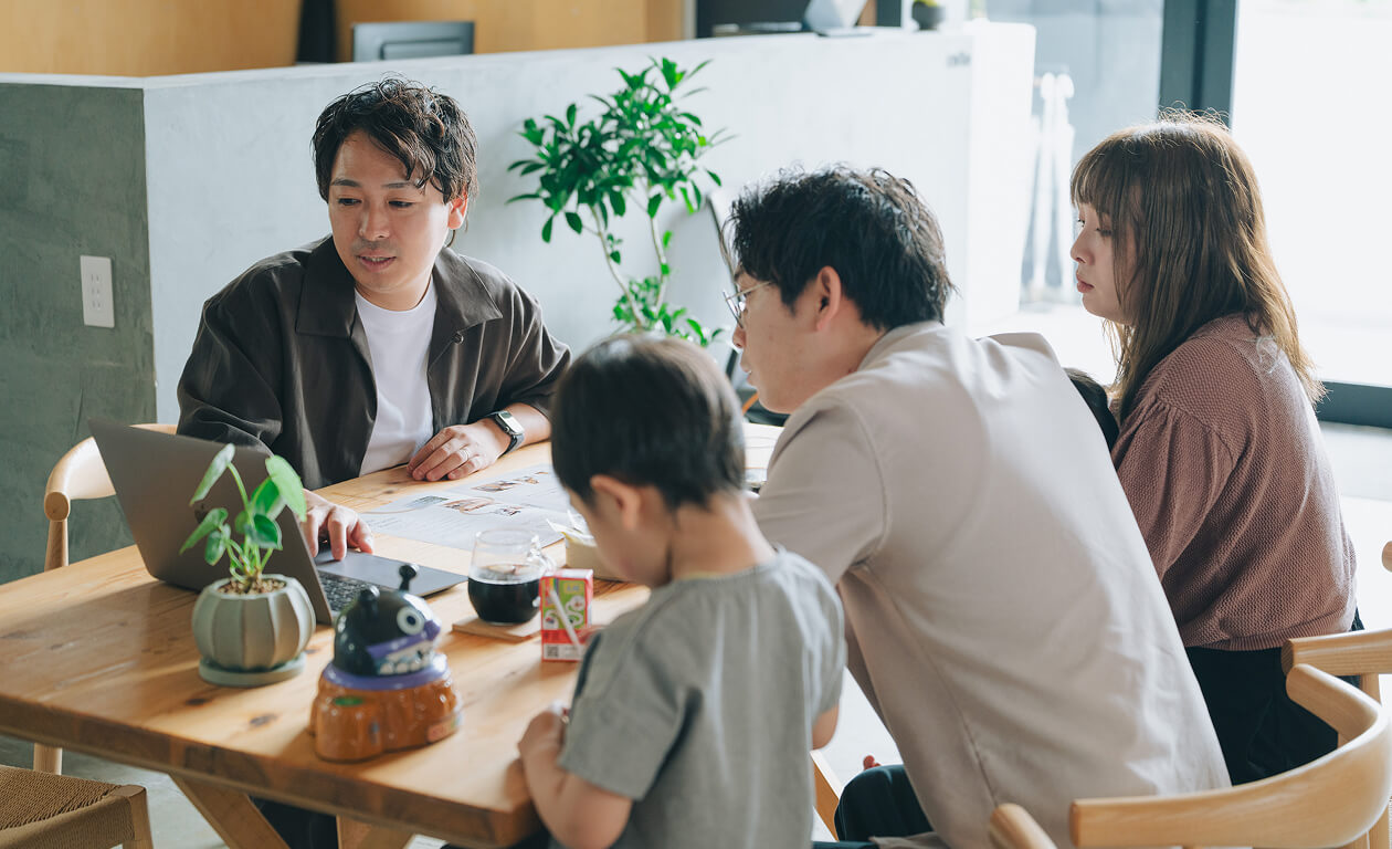 スタッフと打ち合わせをする家族
