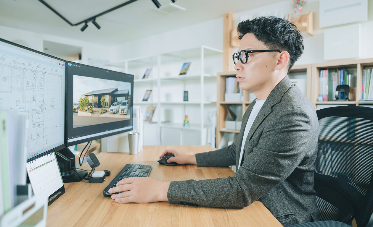 パソコンで設計図を確認するスタッフ
