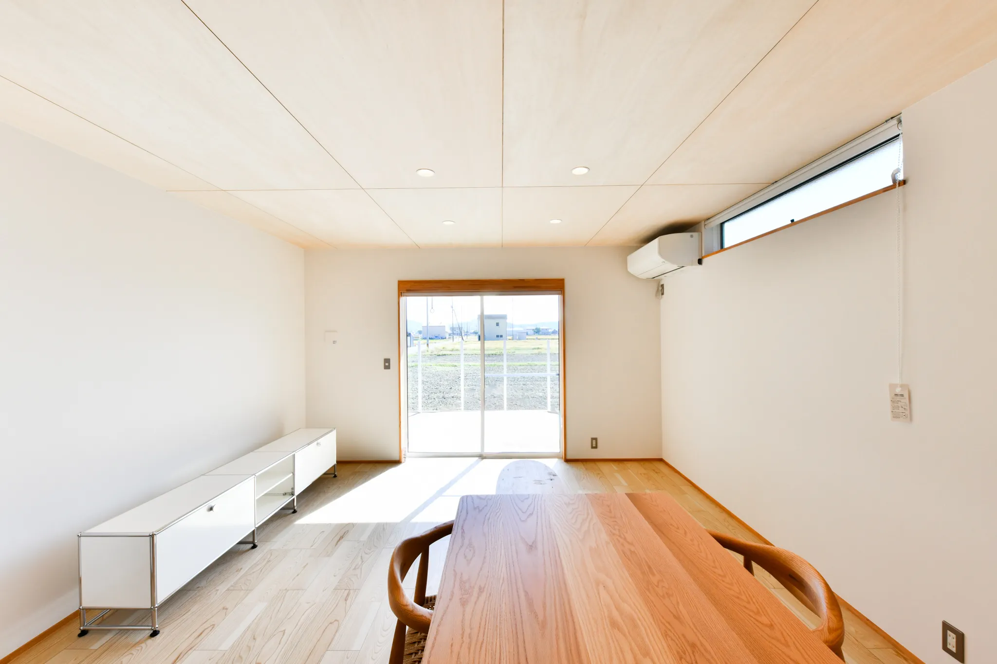 自然と素材を纏う、ガレージハウス