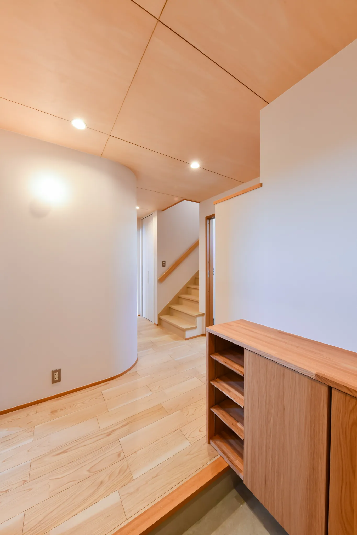 自然と素材を纏う、ガレージハウス