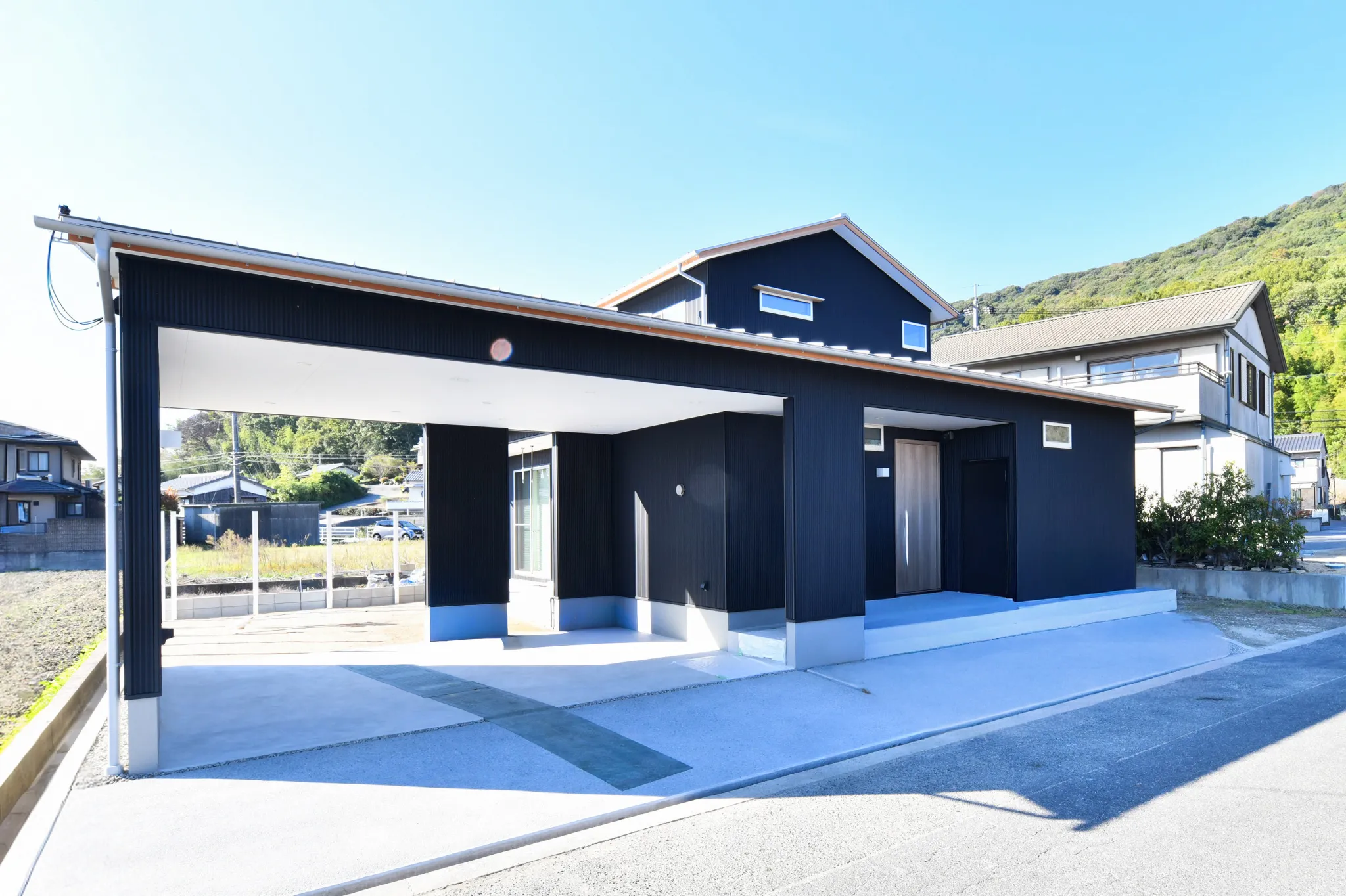 自然と素材を纏う、ガレージハウス