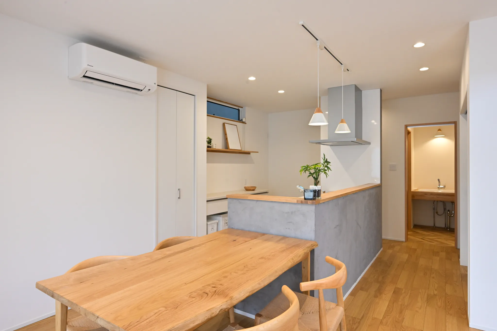 視覚的にも体感的にも自然を感じる家