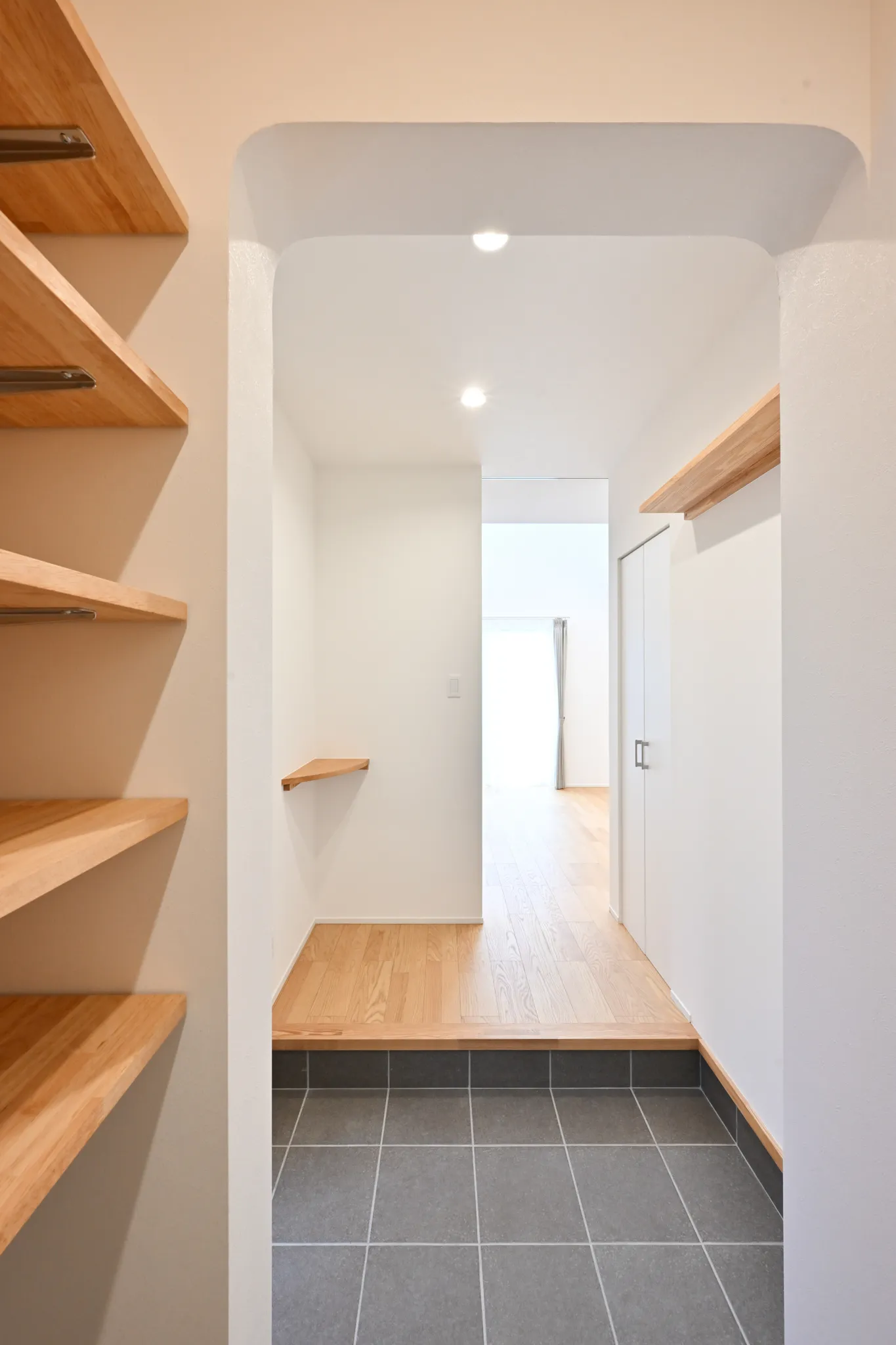 視覚的にも体感的にも自然を感じる家