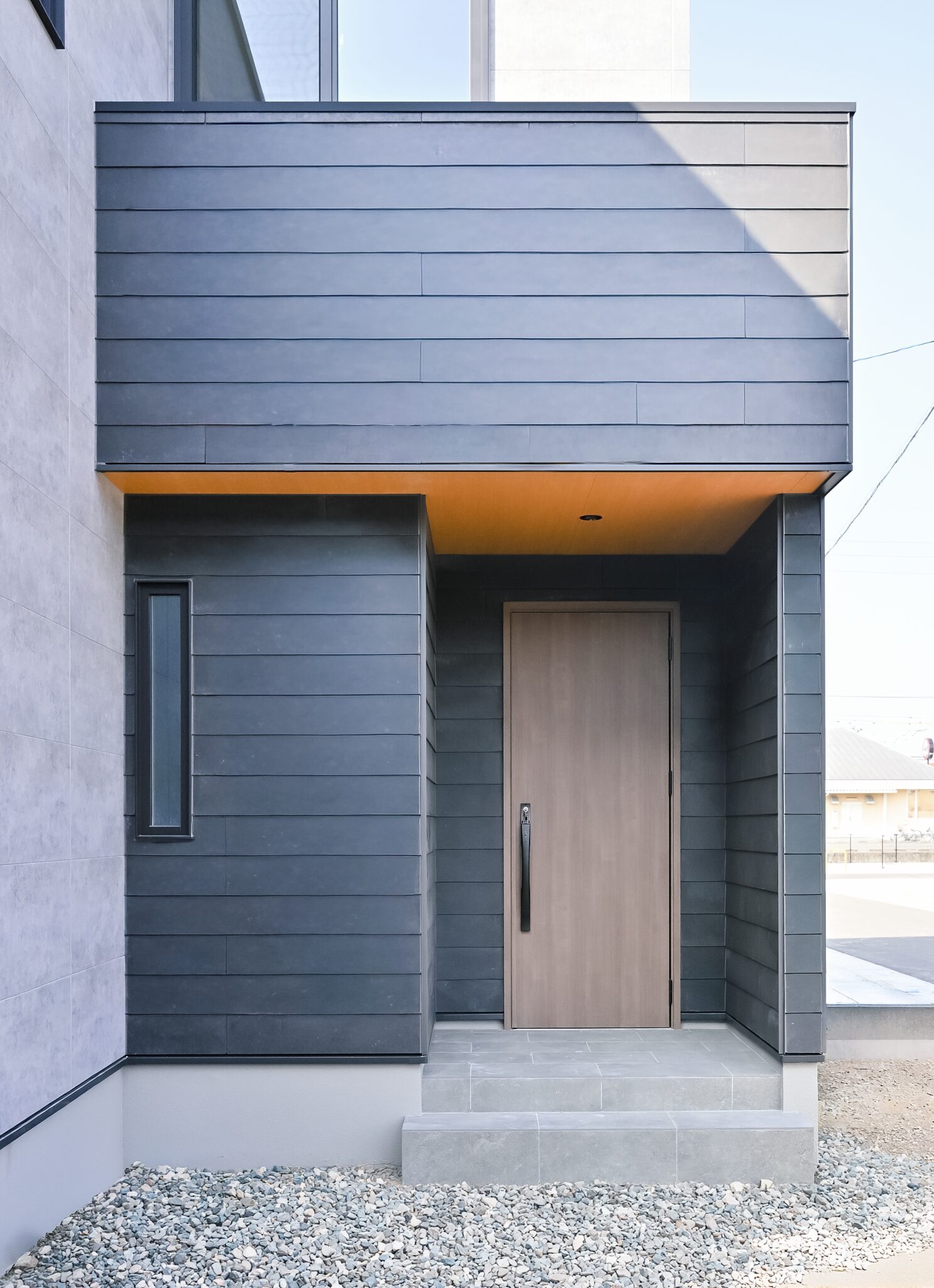 吹き抜けが、家全体を明るくつなぐ家。