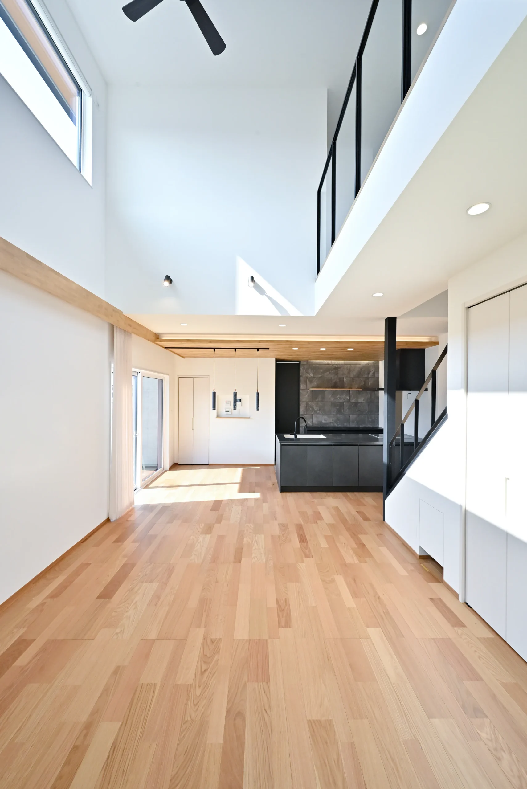 吹き抜けが、家全体を明るくつなぐ家。