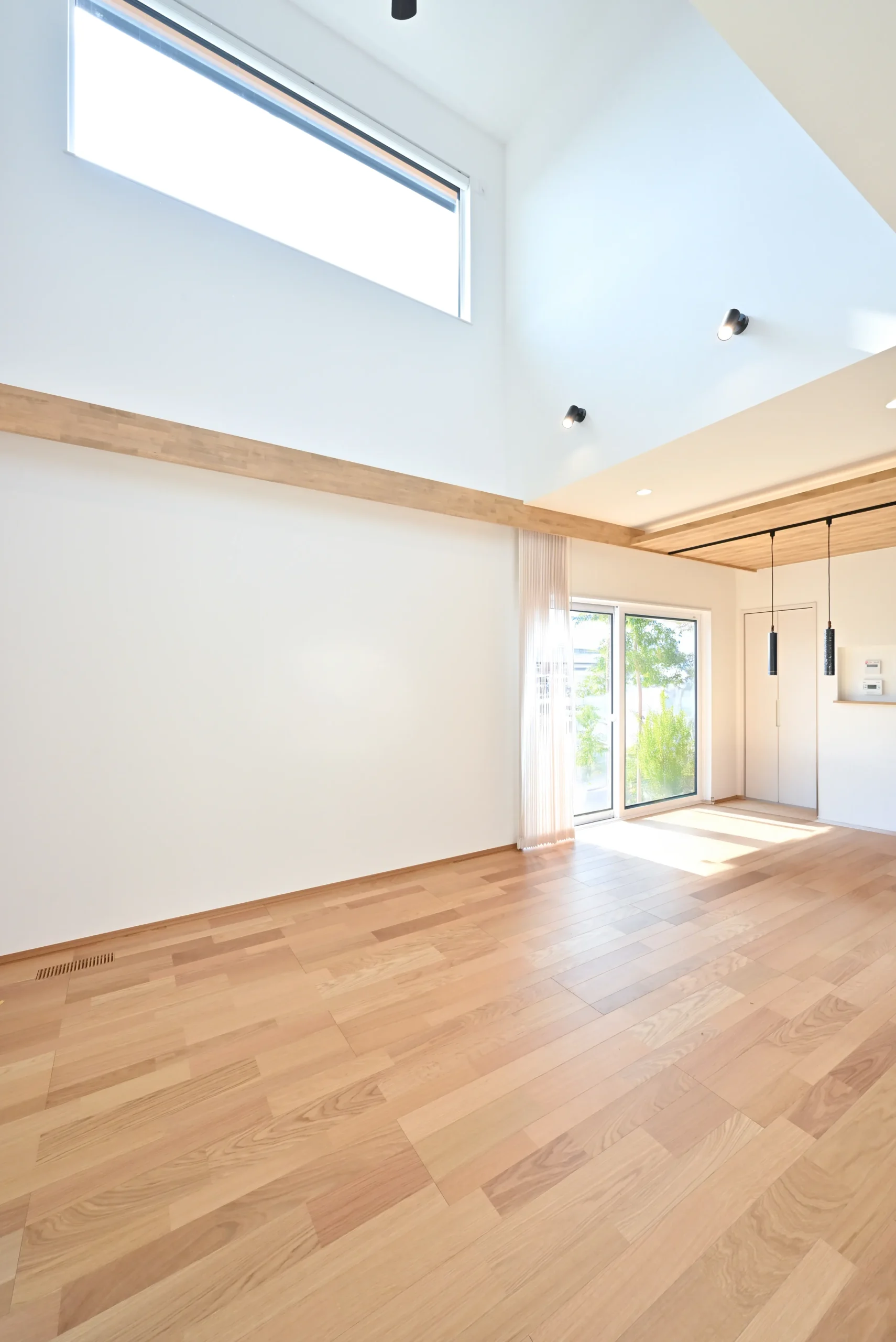 吹き抜けが、家全体を明るくつなぐ家。