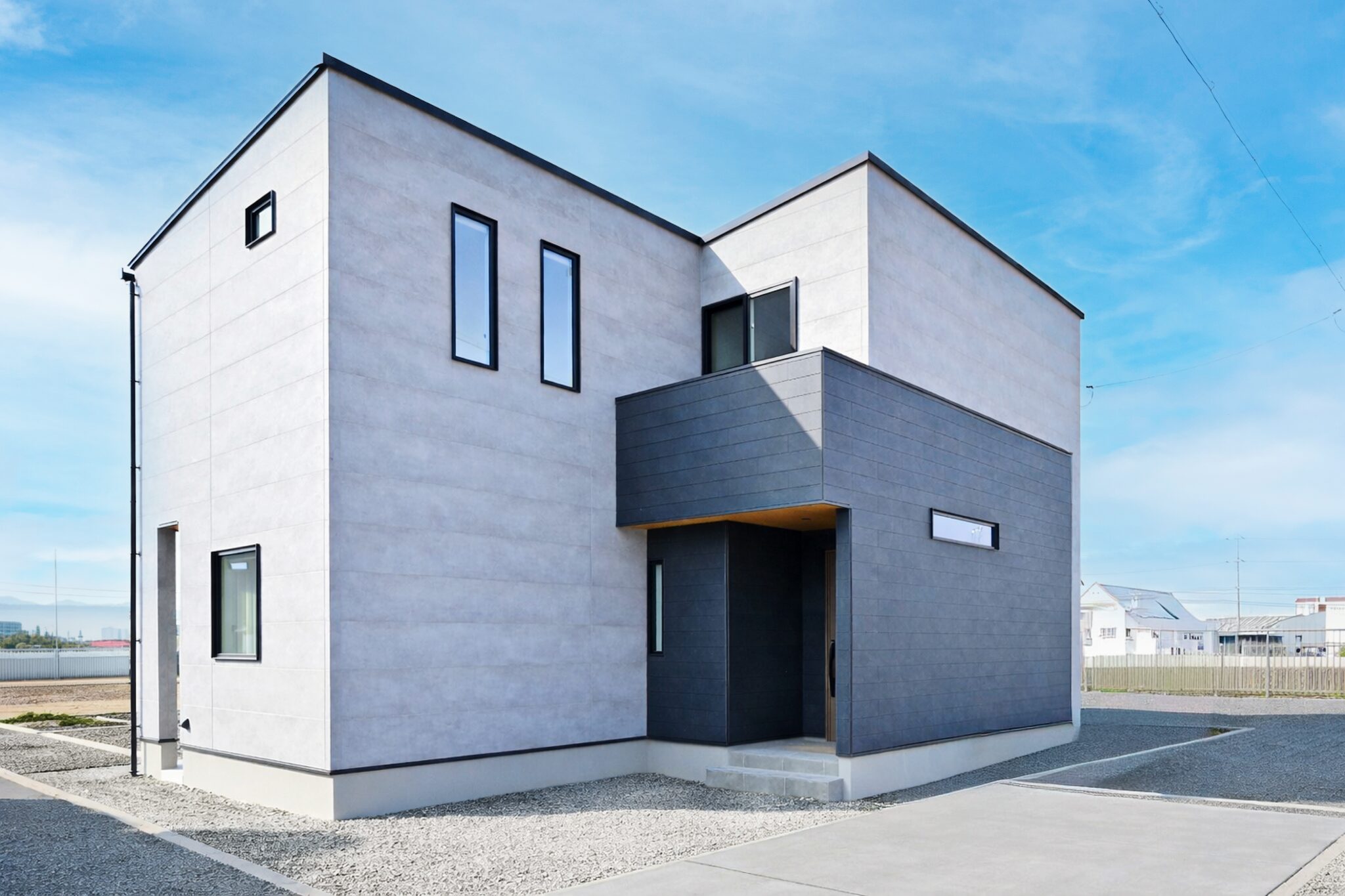 吹き抜けが、家全体を明るくつなぐ家。